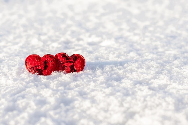 Deux coeurs rouges sur fond de neige blanche Place pour une inscription Saint Valentin