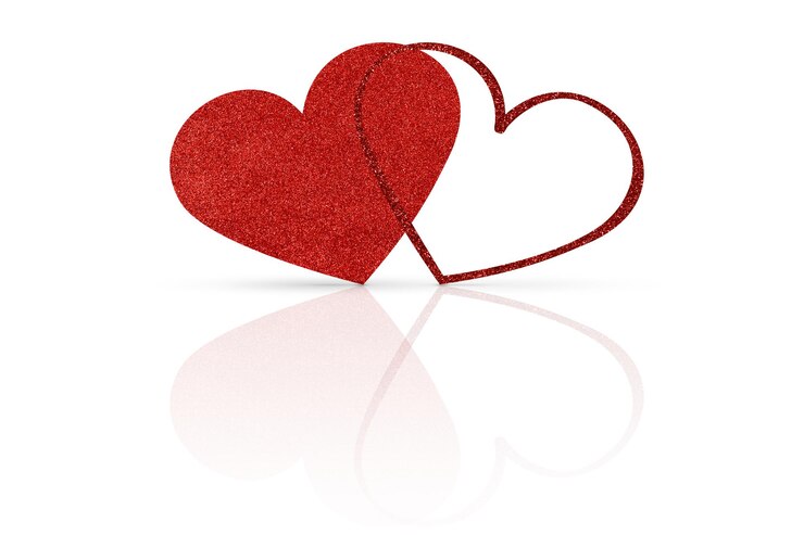 Photo deux coeurs rouges scintillants sur fond blanc brillant saint valentin
