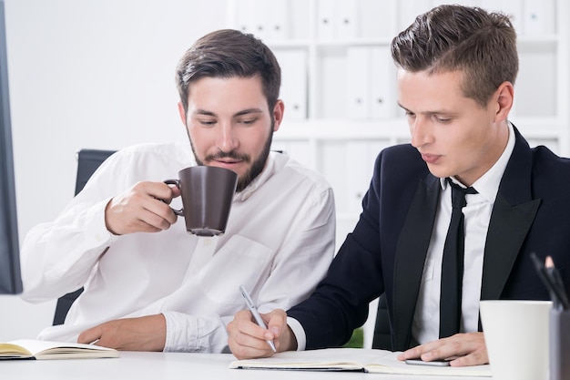 Deux collègues avec un café au bureau