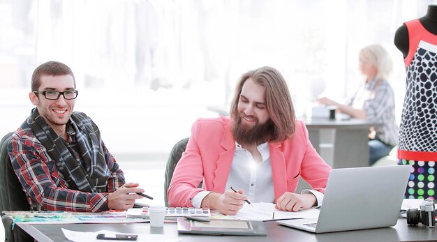 Deux collègues designers assis à un bureau dans le studio