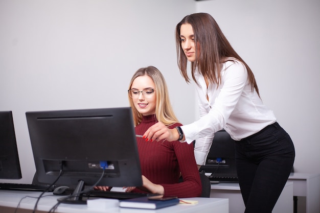 Deux collègues féminines au bureau travaillant ensemble.