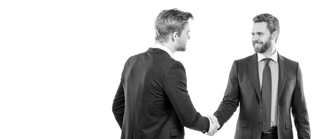 Deux collègues hommes d'affaires se serrant la main après un accord commercial réussi