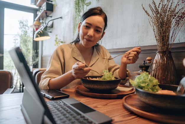 Deux collègues ont une réunion d'affaires dans un restaurant.