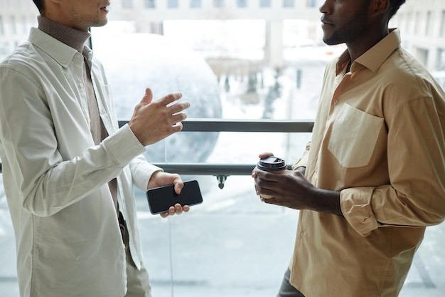 Deux collègues en train de discuter.