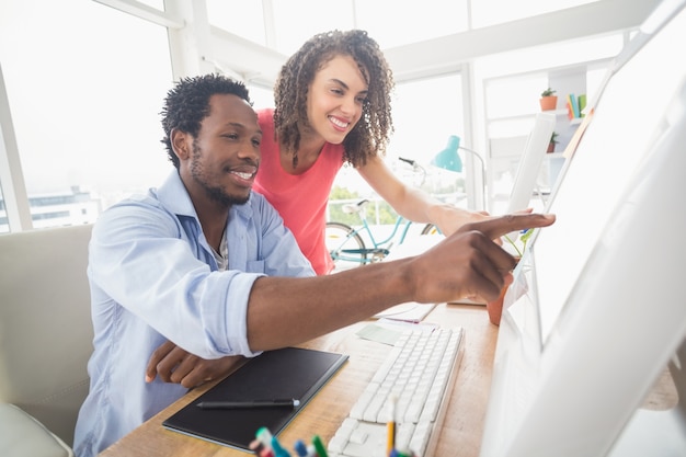 Deux collègues de travail créatif, regarder l&#39;ordinateur