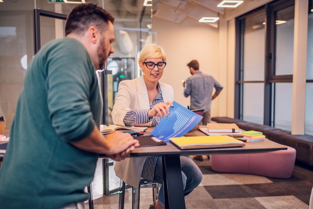 Deux collègues de travail travaillant ensemble au bureau