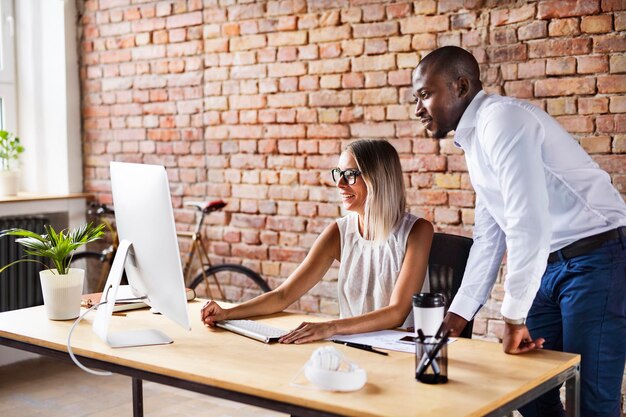 Photo deux collègues travaillant ensemble au bureau au bureau