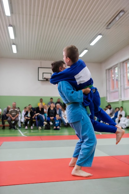 Deux combattants de judo montrant des compétences techniques tout en pratiquant les arts martiaux dans un club de combat