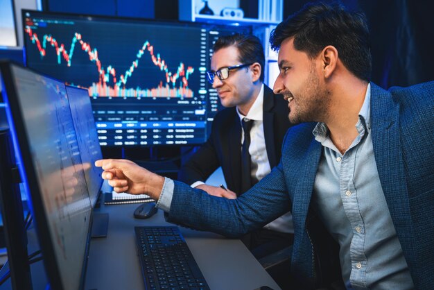 Deux commerçants pointant vers une tendance de succès d'investissement à haut bénéfice vendable