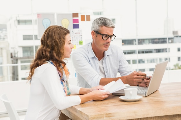 Deux concepteurs occasionnels travaillant avec un ordinateur portable