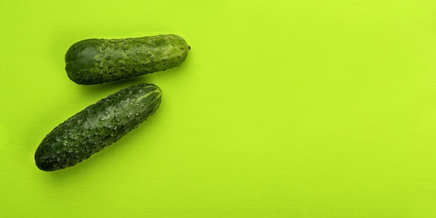 Deux concombres sur fond vert, vue de dessus.