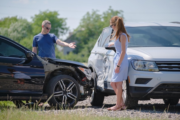 Deux conducteurs se disputent pour savoir qui est coupable d'un accident de voiture Concept de sécurité routière et d'assurance