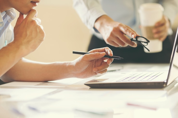 Photo deux consultant en investissement d'affaires analysant l'équilibre financier annuel de rapport d'entreprise.