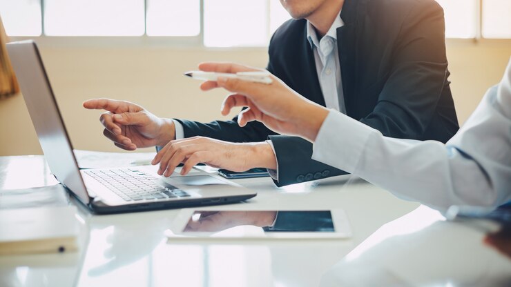 Photo deux consultant en investissement homme d'affaires analysant le rapport financier de l'entreprise