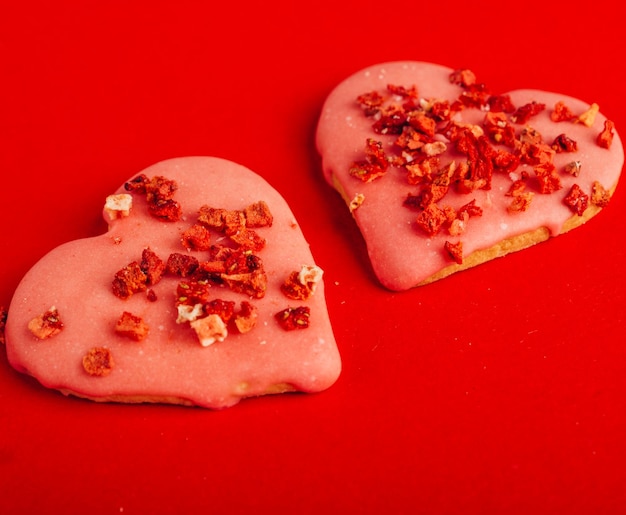 Deux cookies en forme de coeur pour la saint valentin