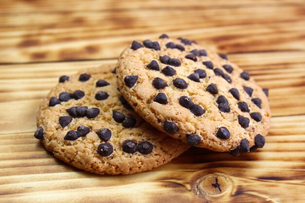 Deux cookies recouverts de pépites de chocolat se trouvent sur la table