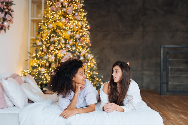 Deux copines assez douces regardant la caméra