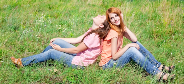 Deux copines à la campagne.