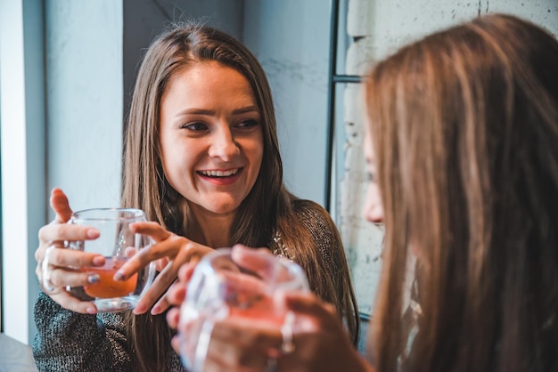 Deux copines parlent au café tout en buvant un thé. concept de réunion