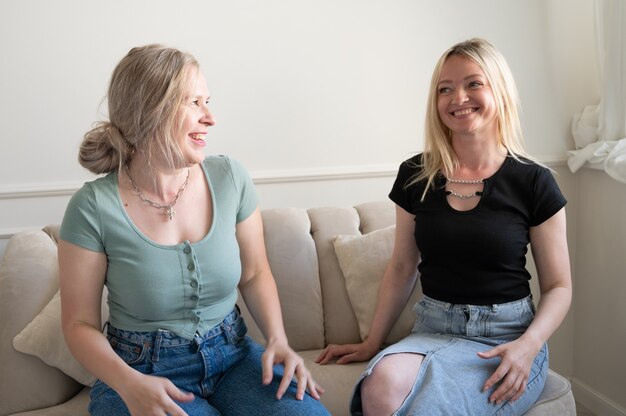 Deux copines rient. Femmes heureuses.