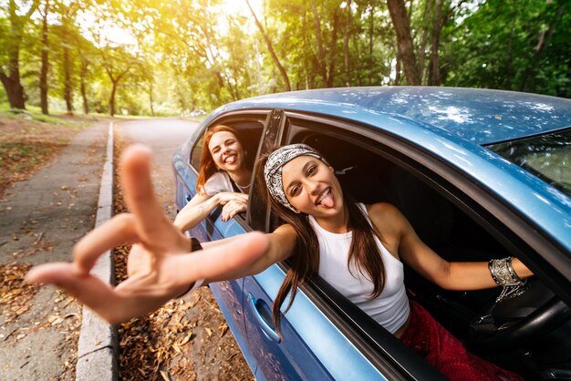 Deux copines s'amusent et rient ensemble dans une voiture