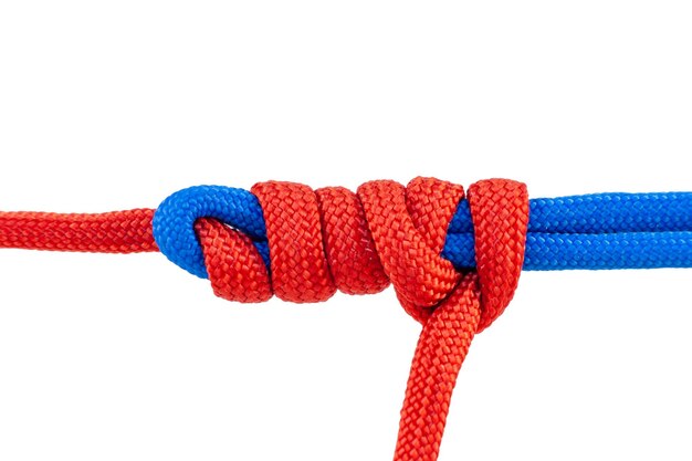 Deux cordons rouges et bleus sont connectés Nœud sur un cordon isolé sur fond blanc