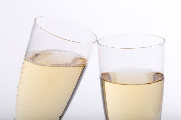 Deux coupes de champagne dont l'une est remplie de l'autre moitié.