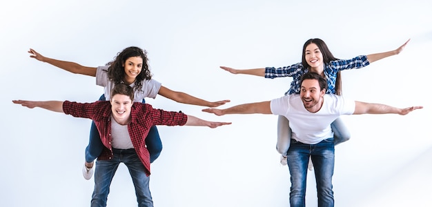 Les deux couples jouant sur le fond blanc