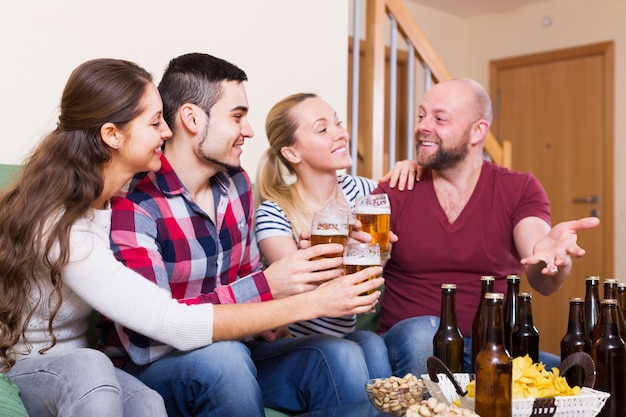 Deux couples souriants s&#39;amusant