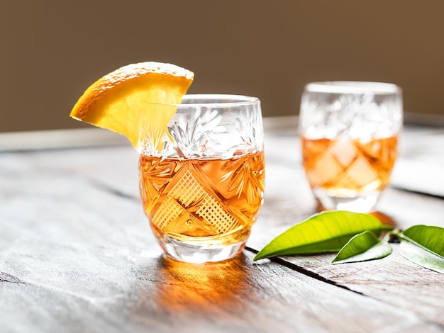 Deux coups de liqueur de mandarine sur une vieille table en bois