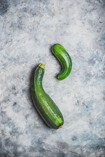 Deux courgettes fraîches