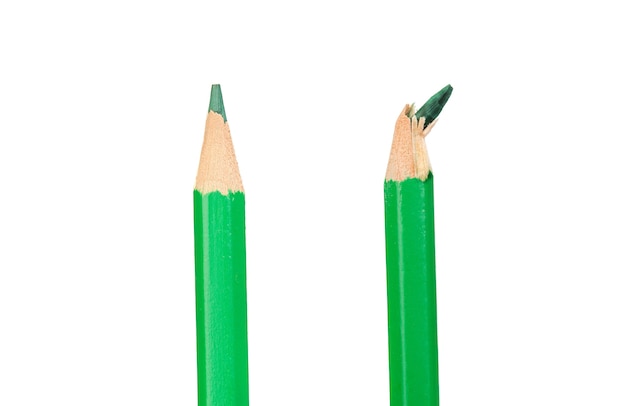 Deux crayons verts, un sans pointe, isolés sur fond blanc