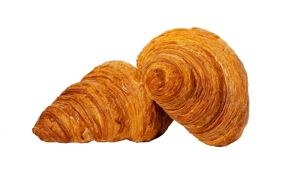 Deux croissants frais cuits au four composition de boulangerie française isolée sur fond blanc