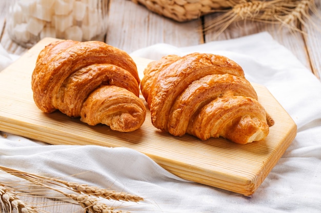 Deux croissants français sur la planche à découper en bois