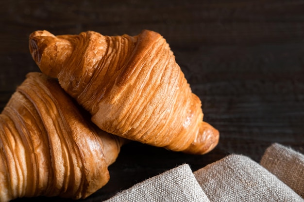 Deux croissants sur une table avec une serviette