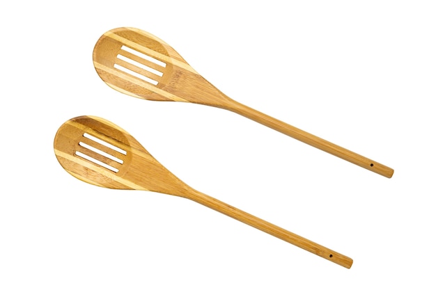 Deux cuillères en bois accessoires de cuisine sur fond blanc isolé