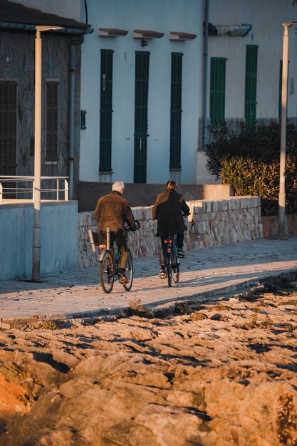 Photo deux cyclistes deux personnes sur un vélo