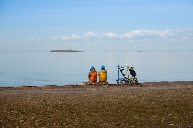 Deux Cyclistes Avec Des Vélos De Détente Sur La Côte Et Profitant De La Vue Sur La Mer