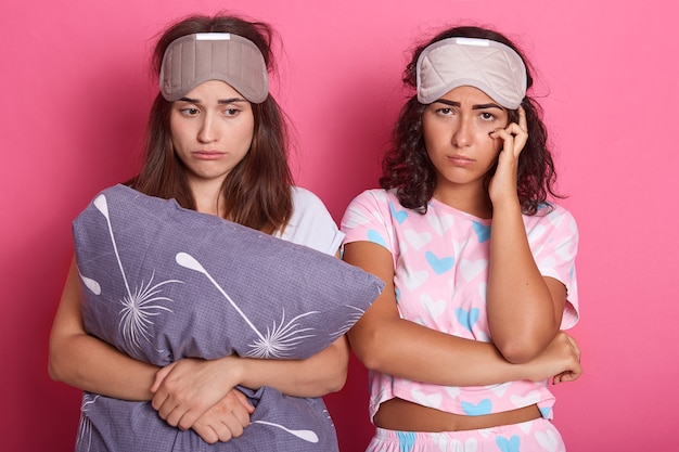 Deux dames endormies aux cheveux noirs avec masque de sommeil sur le front