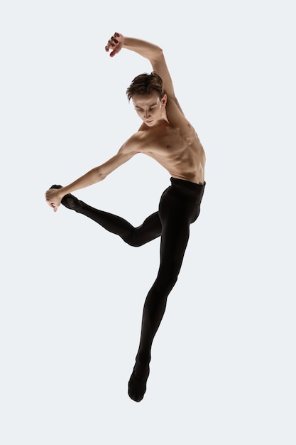 Deux danseurs de ballet gracieux homme et femme dans un style noir minimal dansant isolé sur blanc