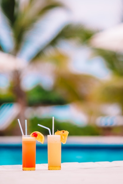 Deux délicieux cocktails sur une plage tropicale blanche