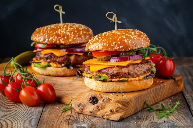 Deux délicieux hamburgers de bœuf faits maison