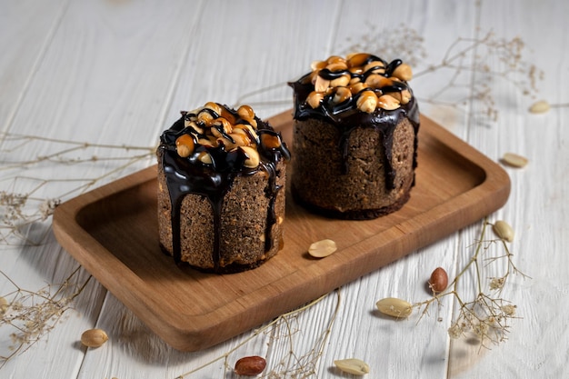 Deux délicieux mini cupcakesgâteaux au chocolat faits maison avec cacahuètes