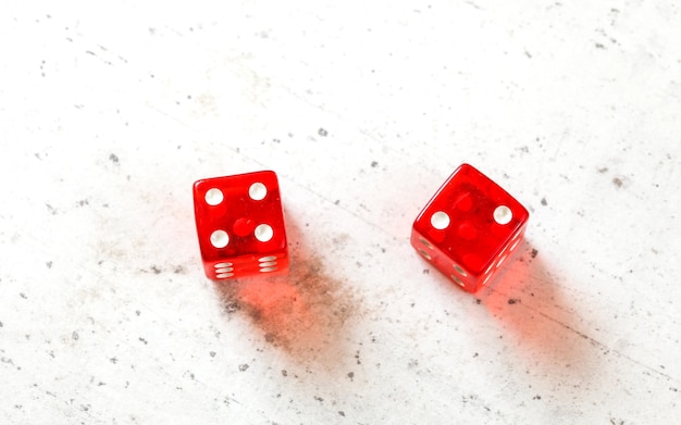 Deux dés de craps rouges montrant Easy Six Jimmie Hicks numéro 4 et 2 prise de vue aérienne sur tableau blanc.