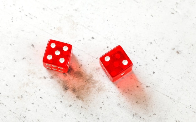 Deux dés de craps rouges montrant Natural ou Seven Out (numéro 5 et 2) prise de vue aérienne sur tableau blanc