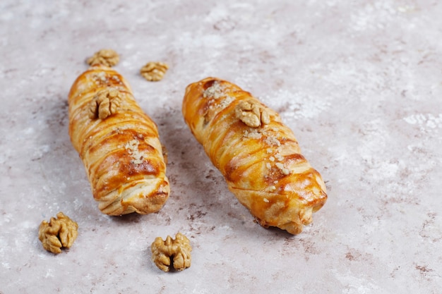 Deux desserts sucrés aux noix placés sur une surface en marbre