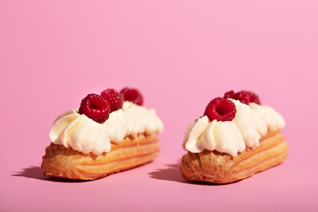 Deux éclairs colorés portant sur fond rose.