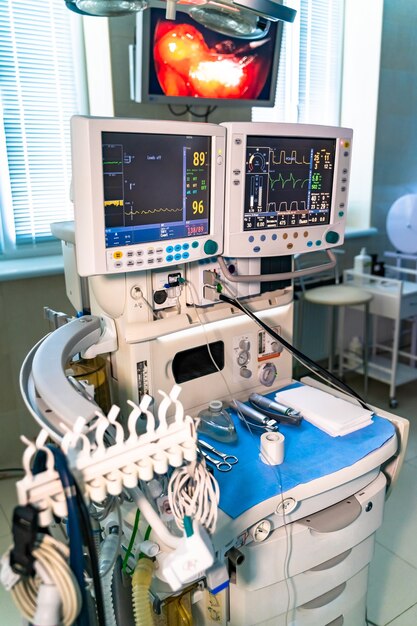 Deux écrans en salle d'opération. Équipement médical. Concept de design d'hôpital d'intérieur. Intérieur de la salle d'opération dans une clinique moderne, moniteur avec tests en gros plan