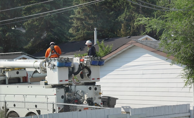 Deux électriciens sur un camion grue