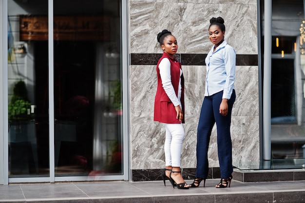 Deux élégantes amies afro-américaines ont posé en plein air de la ville de steets.